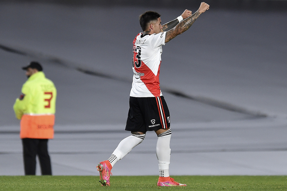 包含河床主场气氛火爆，球迷助威成强大后盾的词条