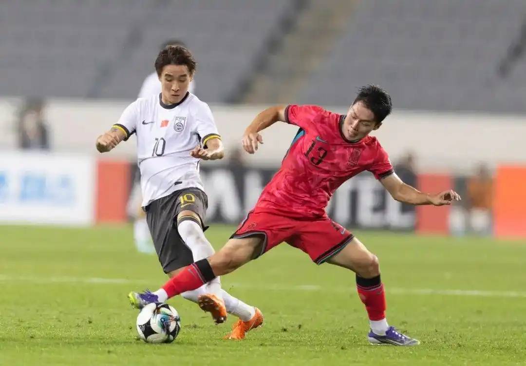 体能逐渐耗竭，球员不懈拼搏争取胜利的简单介绍