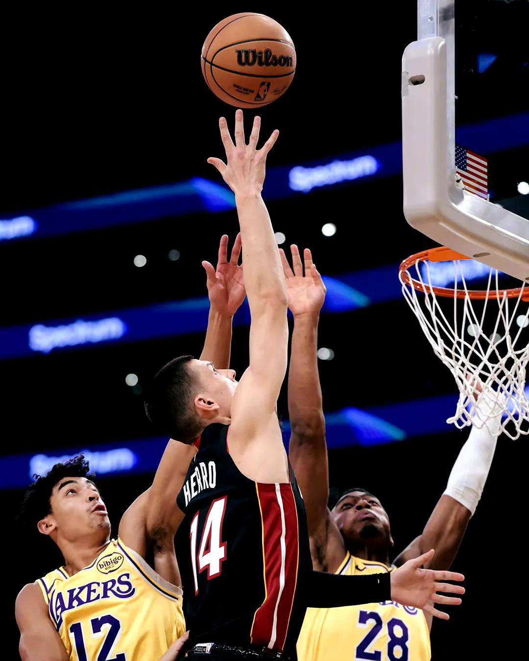 od体育官网-局势变幻莫测的篮球赛事引人入胜