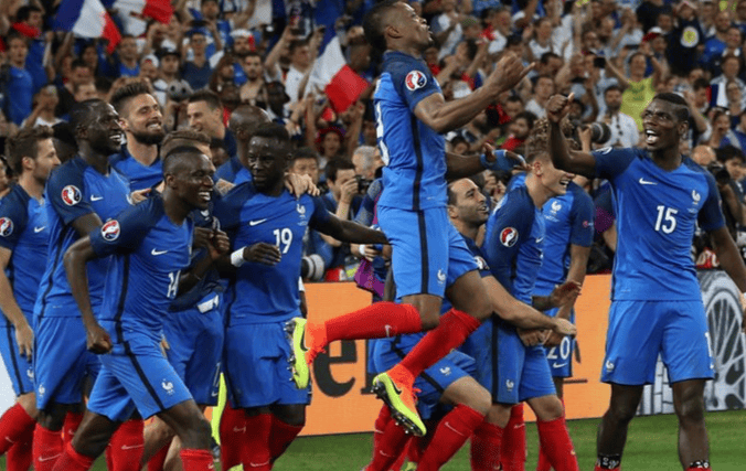 巴黎FC主场轻松击败尼姆，继续领跑法甲