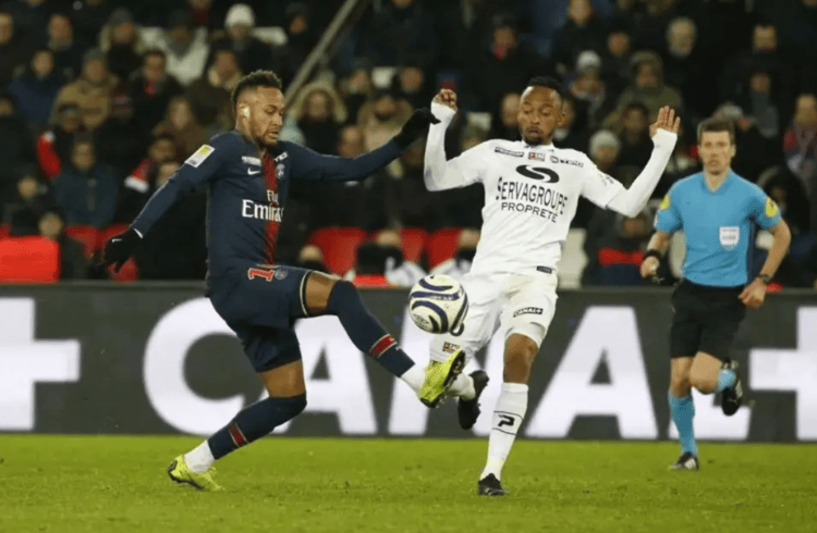 巴黎FC主场轻松击败尼姆，继续领跑法甲