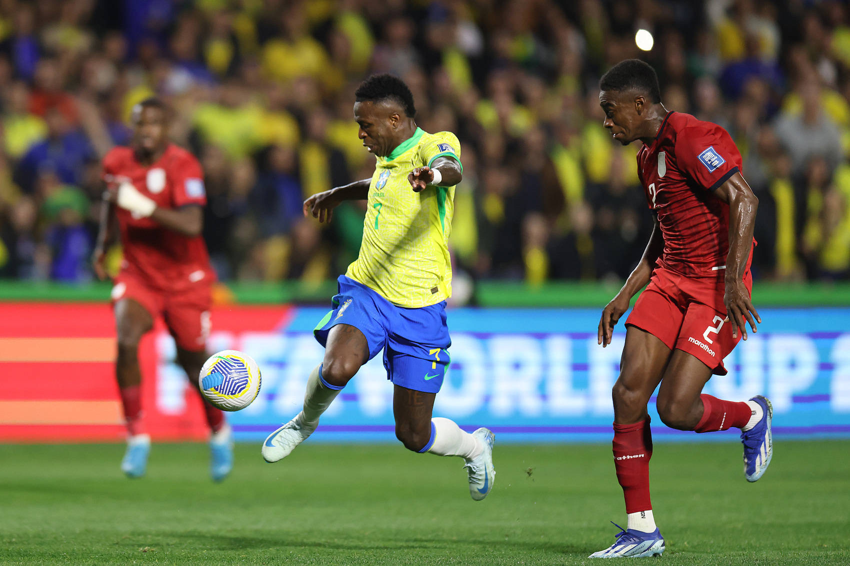 巴西队在国际足球赛中力压对手，获得胜利