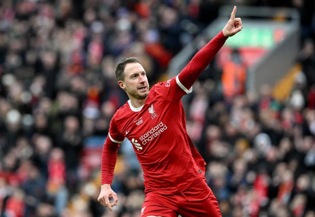 阿贾克斯门将发挥稳固，反击机会的简单介绍