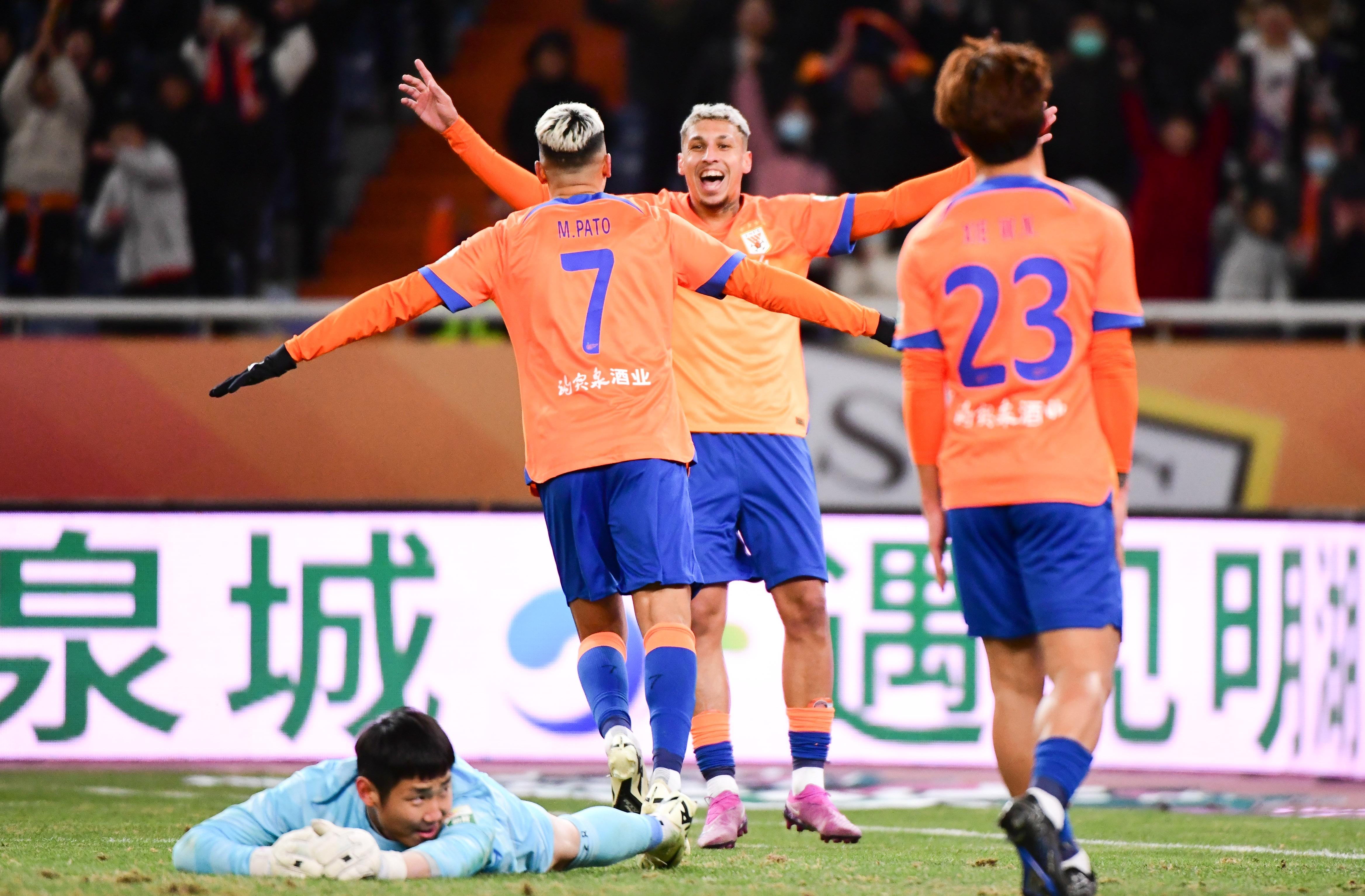 足球比赛激烈一触，球场声势显赫